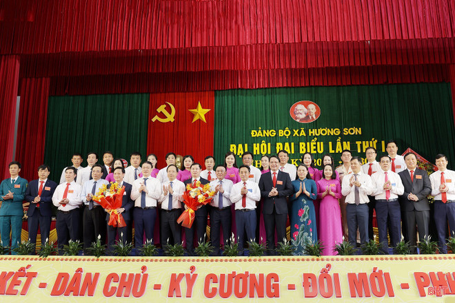 Đồng chí Trần Cẩm Tú và các đại biểu trung ương, lãnh đạo tỉnh Hà Tĩnh tặng hoa chúc mừng Ban Chấp hành Đảng bộ xã Hương Sơn nhiệm kỳ 2025-2030. (Ảnh: Báo Hà Tĩnh) ban-chap-hanh-dang-bo-xa-huong-son.jpg