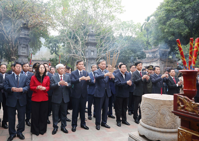 vna-potal-tong-bi-thu-to-lam-und-die-zentrale-arbeitsgruppe-ist-auf-den-thron-von-könig-dinh-tien-hoang-und-den-thron-von-könig-le-dai-hanh-gerichtet-7833370.jpg