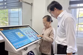 Bảo hiểm Xã hội Việt Nam sẽ chỉ cấp thẻ bảo hiểm y tế giấy đối với những trường hợp không thể cài đặt VssID, VneID và không có căn cước công dân có gắn chip. (Ảnh: BHXH)