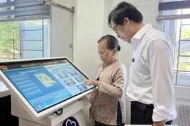 Bảo hiểm Xã hội Việt Nam sẽ chỉ cấp thẻ bảo hiểm y tế giấy đối với những trường hợp không thể cài đặt VssID, VneID và không có căn cước công dân có gắn chip. (Ảnh: BHXH)