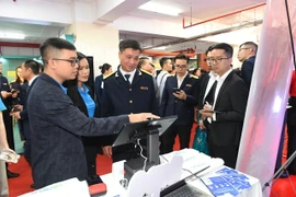 Cục Thuế Thành phố Hà Nội đã tổ chức hội nghị trực tiếp kết hợp trực tuyến nhằm hỗ trợ các hộ, cá nhân kinh doanh chuyển đổi từ nộp thuế khoán sang phương pháp kê khai. (Ảnh: BTC/Vietnam+)