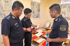 Ngày 16-17/9, Đội 4 chủ trì phối hợp với Hải quan cửa khẩu quốc tế Bình Hiệp (Chi cục Hải quan Khu vực XVII) kiểm tra thực tế đối với lô hàng quá cảnh của Công ty B.P.G. (Ảnh: HQ/Vietnam+)