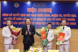 Thứ trưởng Bộ Tài chính Nguyễn Đức Chi trao quyết định cho ba Phó cục trưởng Cục Hải quan. (Ảnh: Vietnam+)