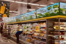 Riêng tháng Hai, tổng mức bán lẻ hàng hóa và doanh thu dịch vụ ước đạt 613,7 nghìn tỷ đồng, tăng 8,5% so với cùng kỳ năm ngoái. (Ảnh: Vietnam+)