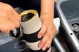 Hải quan cửa khẩu sân bay Quốc tế Nội Bài nhận thấy trong hành lý của hành khách C.P.H (quốc tịch Đài Loan, Trung Quốc) có dấu hiệu nghi vấn giấu trong 4 ống kính máy ảnh. (Ảnh: HQ/Vietnam+)