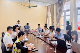 Thuế cơ sở 1 tỉnh Quảng Ninh phối hợp làm việc cùng chính quyền địa phương và cơ quan chức năng trong công tác quản lý thuế. (Ảnh: Thuế tỉnh Quảng Ninh)