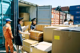 Ước tính, nếu hàng hóa có trị giá nhỏ dưới 1 triệu đồng áp dụng mức thuế suất giá trị gia tăng là 10%, số thu ngân sách Nhà nước có thể tăng khoảng 2,7 nghìn tỷ đồng. (Ảnh: Vietnam+)