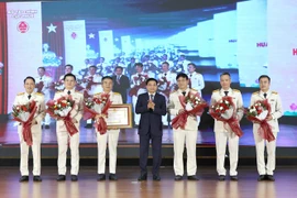 Bộ trưởng Bộ Tài chính Nguyễn Văn Thắng trao Huân chương lao động hạng Ba cho tập thể Cục Thuế. (Ảnh: Vietnam+) 