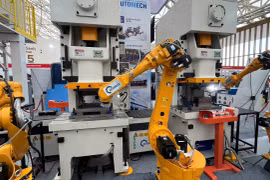 Con số tăng trưởng GDP 8,02% là một kết quả tích cực, nhưng khi bóc tách từng lớp dữ liệu vẫn có những khoảng trống đáng quan ngại về tính bền vững nội sinh. (Ảnh: Vietnam+)