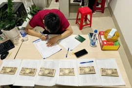 Hải quan kiểm tra bước đầu xác định có 690 tờ tiền, mệnh giá 10.000 là tiền yên Nhật được cất giấu trong hành lý xách tay mà không được khai báo hải quan, không xuất trình được giấy tờ hợp pháp theo quy định. (Ảnh: HQ/Vietnam+)