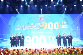 Tính chung cả năm 2025, tổng kim ngạch ước đạt 920 tỷ USD, tăng 16,9% (tương đương tăng hơn 133 tỷ USD) so với năm 2024. (Ảnh: Vietnam+)