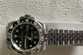 Lô hàng cất giấu 847 chiếc đồng hồ đeo tay có nghi vấn xâm phạm quyền sở hữu trí tuệ đối với các nhãn hiệu nổi tiếng như PATEK PHILIPPE, ROLEX, HUBLOT, CARTIER… (Ảnh: HQ/Vietnam+)