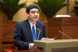 Chủ nhiệm Uỷ ban Văn hóa và Xã hội của Quốc hội Nguyễn Đắc Vinh trình bày Báo cáo giải trình, tiếp thu, chỉnh lý dự thảo Luật Việc làm (sửa đổi). (Ảnh: Vietnam+)