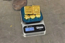 4 hành khách cất giấu tinh vi các miếng kim loại màu vàng trên người, chủ yếu trong quần áo lót để qua mặt lực lượng chức năng. (Ảnh: HQ/Vietnam+)