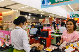 Tính chung 10 tháng, tổng mức bán lẻ hàng hóa và doanh thu dịch vụ tiêu dùng theo giá hiện hành ước đạt 5,77 triệu tỷ đồng, tăng ấn tượng 9,3% so với cùng kỳ năm 2024. (Ảnh: Vietnam+)