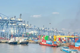 Không dừng lại ở giá năng lượng, hệ lụy từ xung đột còn kéo theo đà tăng của chi phí vận tải toàn cầu. (Ảnh: Vietnam+)