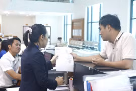 Các đơn vị trong toàn hệ thống Kho bạc Nhà nước đã chủ động phối hợp với cơ quan thu trên địa bàn để tập trung nhanh, hạch toán đầy đủ và kịp thời các khoản thu vào ngân sách. (Ảnh: Vietnam+)