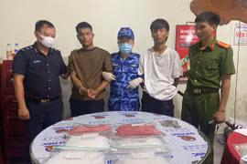 Lực lượng chức năng bắt giữ hai đối tượng trú tại Đakrông và Tân Lập, thu giữ 38.000 viên hồng phiến cùng 4 kg ma túy đá. (Ảnh: HQ/Vietnam+)