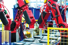 Dù gánh vác một nửa "sức nặng" của nền kinh tế, kinh tế tư nhân lại phải đối mặt với nhiều rào cản. (Ảnh: Vietnam+)