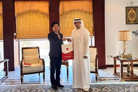 Đại sứ Việt Nam tại UAE Nguyễn Thanh Diệp và đại diện Phòng Thương mại và Công nghiệp Abu Dhabi gặp gỡ và trao đổi công tác chuẩn bị tổ chức sự kiện. (Ảnh: ĐSQ UAE)