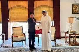 Đại sứ Việt Nam tại UAE Nguyễn Thanh Diệp và đại diện Phòng Thương mại và Công nghiệp Abu Dhabi gặp gỡ và trao đổi công tác chuẩn bị tổ chức sự kiện. (Ảnh: ĐSQ UAE)
