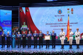 Tổng Bí thư Tô Lâm trao Huân chương Độc lập hạng Nhất cho tập thể Lãnh đạo Bộ Tài chính. (Ảnh: Vietnam+)