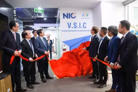 Một bước tiến quan trọng trong nỗ lực đó là việc khai trương Trung tâm ươm tạo và phát triển bán dẫn (VSIC) và Không gian ươm tạo startup về bán dẫn FPT-ALCHIP, ngày 28/3. (Ảnh: Vietnam+)