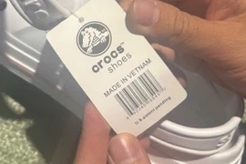 Ngày 13/5/2025, Hải quan cửa khẩu quốc tế Móng Cái kiểm tra thực tế 1 lô hàng quá cảnh đã phát hiện 5.000 sản phẩm có dấu hiệu giả nhãn hiệu, vi phạm xuất xứ và có dấu hiệu vi phạm sở hữu trí tuệ. Cụ thể là 3.200 đôi dép sục nhựa có găn nhãn hiệu Crocs trên nhãn hàng hoá thể hiện dòng chữ “Made in Viet Nam”; 1.720 áo thun dài tay có gắn nhãn hiệu Chanel, Dior và Loewe trên nhãn hàng hoá thể hiện dòng chữ “Made in Thailand.” (Ảnh: HQ/Vietnam+)