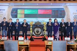 Sáng 5/1/2026, tại Sở Giao dịch Chứng khoán Hà Nội, Bộ trưởng Bộ Tài chính Nguyễn Văn Thắng đã đánh cồng khai trương phiên giao dịch đầu năm 2026. (Ảnh: Vietnam+)