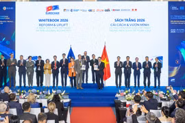Nghi thức trao Sách Trắng từ EuroCham Việt Nam tới Chính phủ Việt Nam. (Ảnh: Vietnam+)