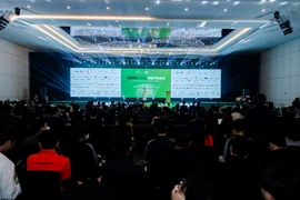 Hội thảo “Trí tuệ nhân tạo - Thúc đẩy hệ sinh thái sản xuất công nghệ cao và bán dẫn của Việt Nam” diễn ra ngày 8/11. (Ảnh: Vietnam+)