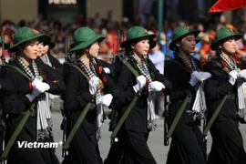 Các "cô Ba dũng sĩ tay súng, tay cày”, sục sôi ý chí “giặc đến nhà đàn bà cũng đánh”. (Ảnh: PV/Vietnam+)