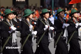 Các "cô Ba dũng sĩ tay súng, tay cày”, sục sôi ý chí “giặc đến nhà đàn bà cũng đánh”. (Ảnh: PV/Vietnam+)