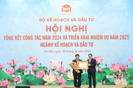 Tại Hội nghị Tổng kết công tác năm 2024, Thủ tướng Chính phủ Phạm Minh chính đã trao Huân chương Lao động hạng Nhất cho Bộ trưởng Bộ Kế hoạch và Đầu tư Nguyễn Chí Dũng. (Ảnh: Vietnam+)