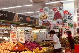 Ở đô thị lớn, mức chi bình thường của một gia có 4 người (hai vợ chồng, hai con) vào khoảng 30-40 triệu đồng/tháng. (Ảnh: Vietnam+)