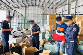 Lực lượng chức năng kiểm tra các lô hàng quá cảnh có nghi vấn về khai báo hải quan. (Ảnh: HQ/Vietnam+)