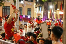 Rạng sáng từ 3-5 giờ, hàng nghìn người tại các tuyến phố đã nô nức, sẵn sàng tinh thần chào đón lễ tổng duyệt. (Ảnh: PV/Vietnam+)