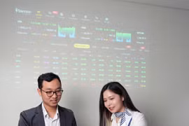 Giá trị giao dịch trên ba sàn đạt 35.046 tỷ đồng, tương ứng 1,22 tỷ chứng khoán được chuyển nhượng. (Ảnh: Vietnam+)