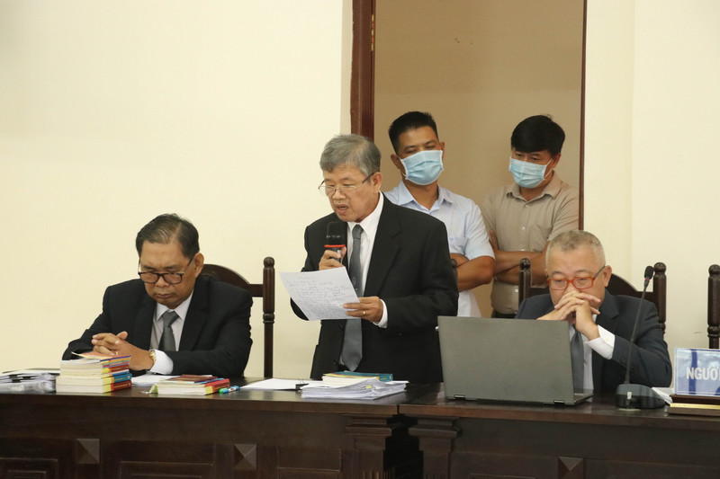  Luật sư của các bị cáo nêu ý kiến đề nghị dừng phiên tòa. (Ảnh: Bùi Giang/TTXVN)