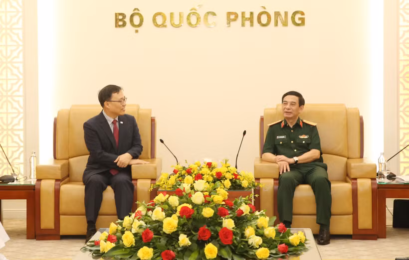 Đại tướng Phan Văn Giang và Đại sứ Choi Young Sam tại buổi tiếp. (Ảnh: PV/Vietnam+)