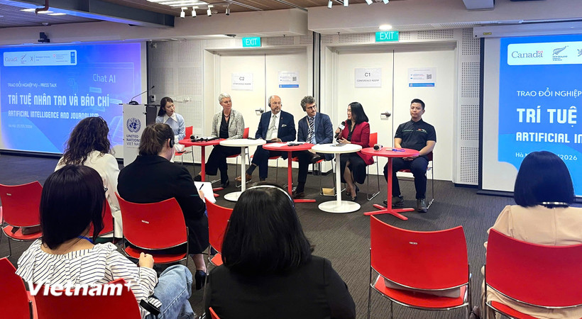 Các chuyên gia tham gia thảo luận tại buổi trao đổi nghiệp vụ “Trí tuệ nhân tạo và Báo chí”. (Ảnh: Hằng Trần/Vietnam+)