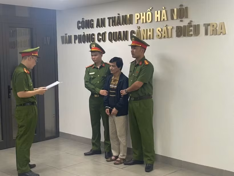 Nguyên Viện trưởng Viện Pháp y tâm thần Trung ương giai đoạn 2013-2023 Ngô Văn Vinh tại cơ quan công an. (Ảnh: CACC)