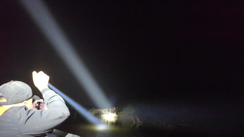 Lực lượng chức năng bắt giữ hai phương tiện thủy đang khai thác cát trái phép trên tuyến sông Lục Nam. (Ảnh: Cục CSGT)