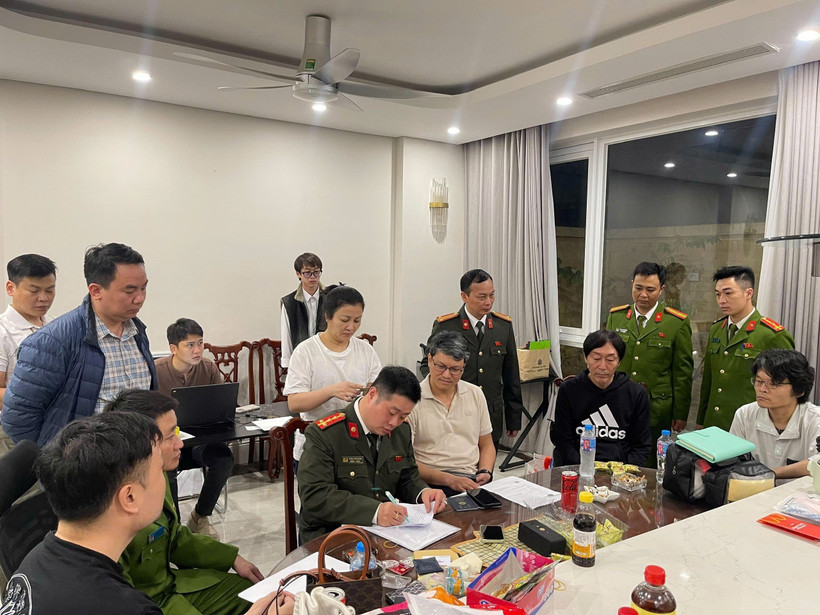 Lực lượng chức năng phát hiện và triệt phá một ổ nhóm lừa đảo công nghệ cao có tổ chức, hoạt động xuyên quốc gia. (Ảnh: CAHN)