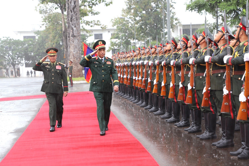 Đại tướng Phan Văn Giang và Thượng tướng Khamliang Outhakaysone duyệt Đội danh dự Quân đội nhân dân Lào (Ảnh: Bộ Quốc phòng)