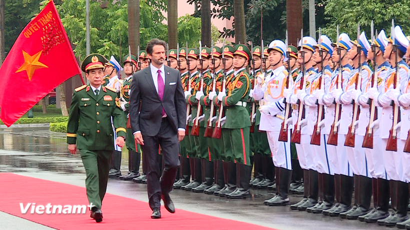 Đại tướng Phan Văn Giang chủ trì lễ đón Phó thủ tướng, Bộ trưởng Bộ Quốc phòng Slovakia Robert Kalinak. (Ảnh: Hằng Trần/Vietnam+)