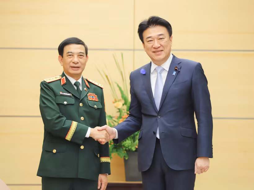 Đại tướng Phan Văn Giang và Chánh Văn phòng Nội các Kihara Minoru. (Ảnh: PV/Vietnam+)
