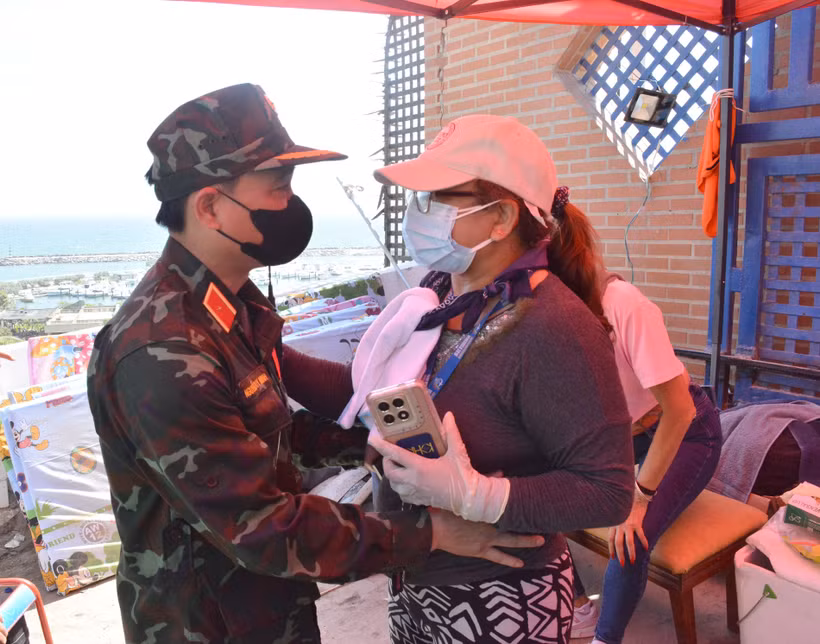Một người mẹ Venezuela cảm ơn bộ đội Việt Nam đã giúp tìm kiếm và đưa thi thể con gái ra khỏi đống đổ nát. (Ảnh: Hoàng Vũ/Vietnam+)