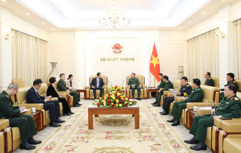 Thượng tướng Hoàng Xuân Chiến đã tiếp Đại sứ Trung Quốc tại Việt Nam Hà Vĩ. (Ảnh: PV/Vietnam+)