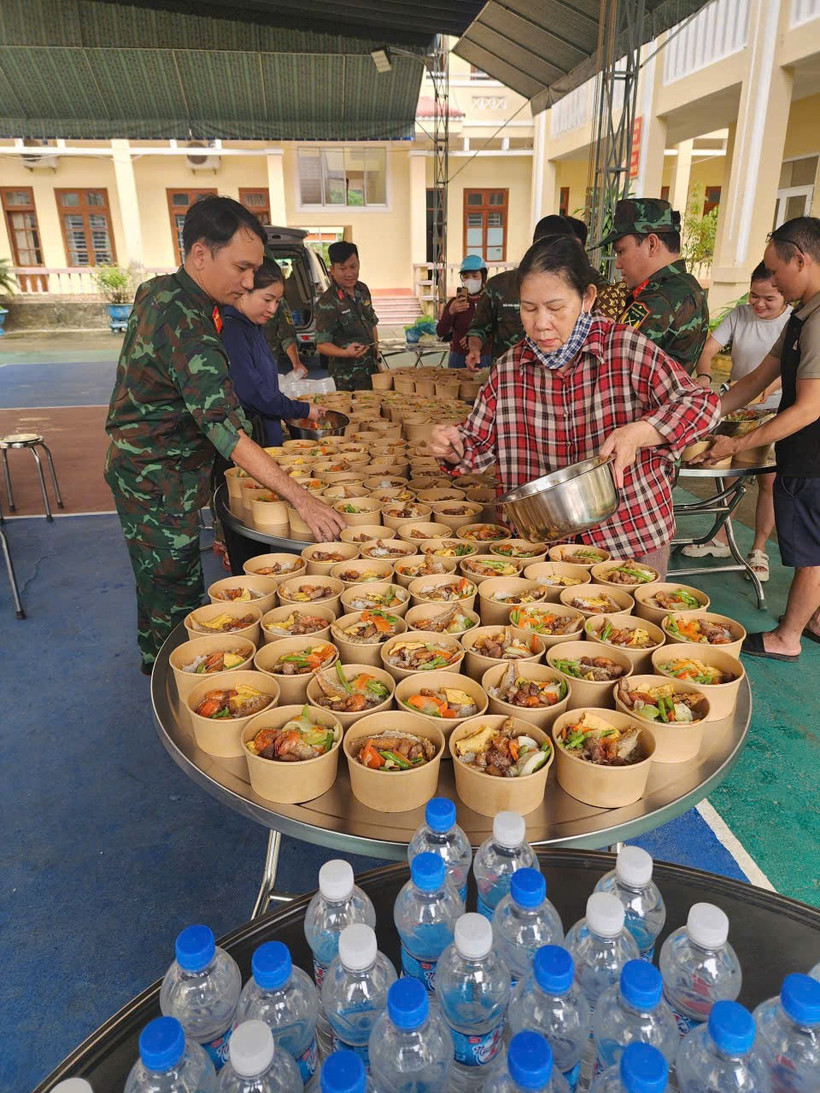Cục Hậu cần – Kỹ thuật Quân khu 5 tổ chức nấu, cấp phát suất ăn, nước uống, thuốc men hỗ trợ người dân ở vùng ngập sâu. (Ảnh: PV/Vietnam+)